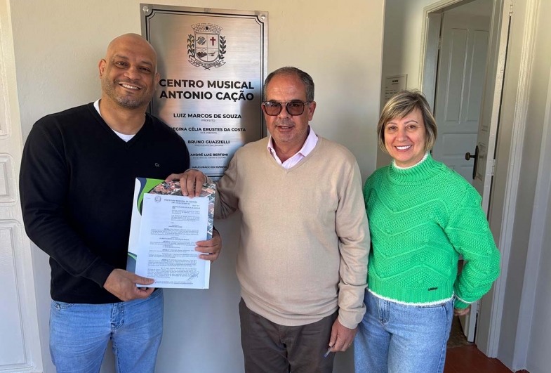 Presidente da Câmara Bruno Guazzelli recebe das mãos do prefeito Marcão do Haras e da vice-prefeita Célia o Projeto de Lei do Programa Musicar