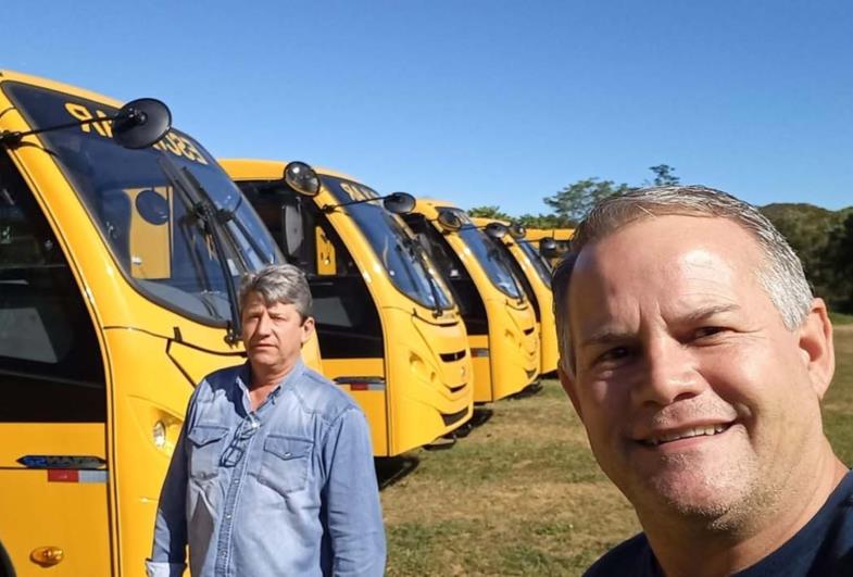 Prefeito Edinho conquista ônibus para transporte escolar em Taguaí 