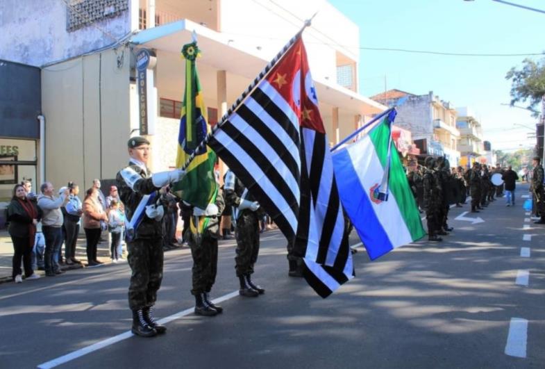 Desfile cívico marca comemoração dos 161 anos de Avaré