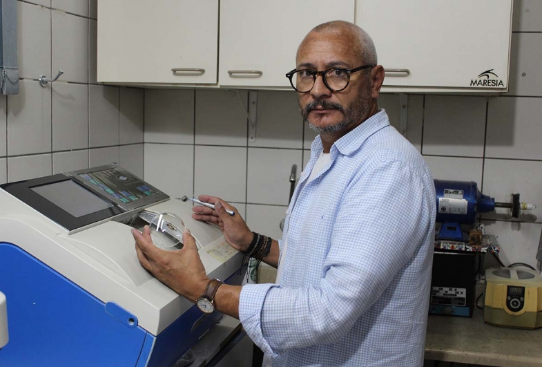 Técnico do laboratório Walter