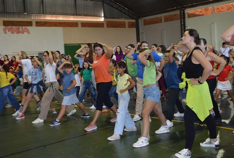 Mães e filhos se divertiram durante a dinâmica Matroginástica