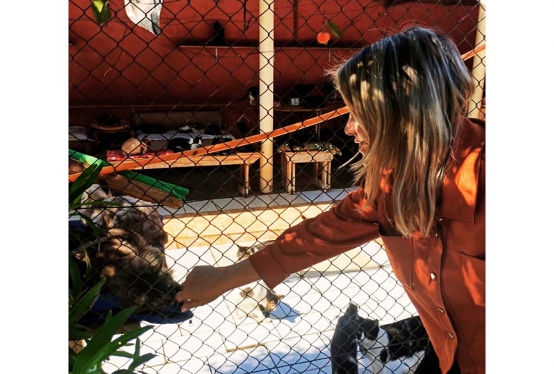 Érika durante visita e doação a Ong