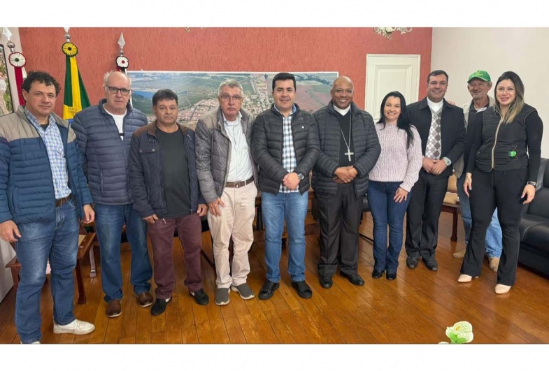 Prefeito Cristiano Amorim recebeu os religiosos e o proprietário da fazenda Domiciana