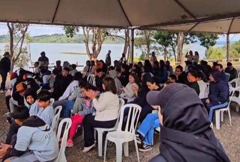 Alunos da OSAAF durante  a palestra no Balneário Municipal