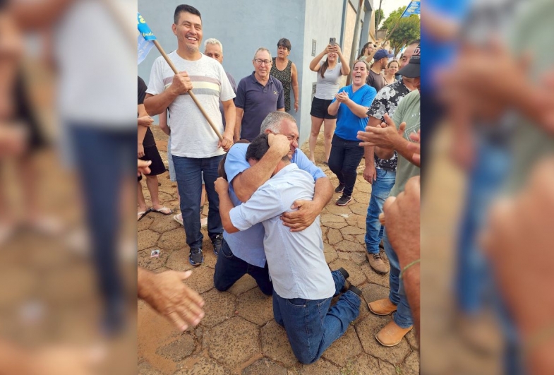 Muita emoção na comemoração da vitória nas eleições de 2024. Na foto, João abraça o vice Gango