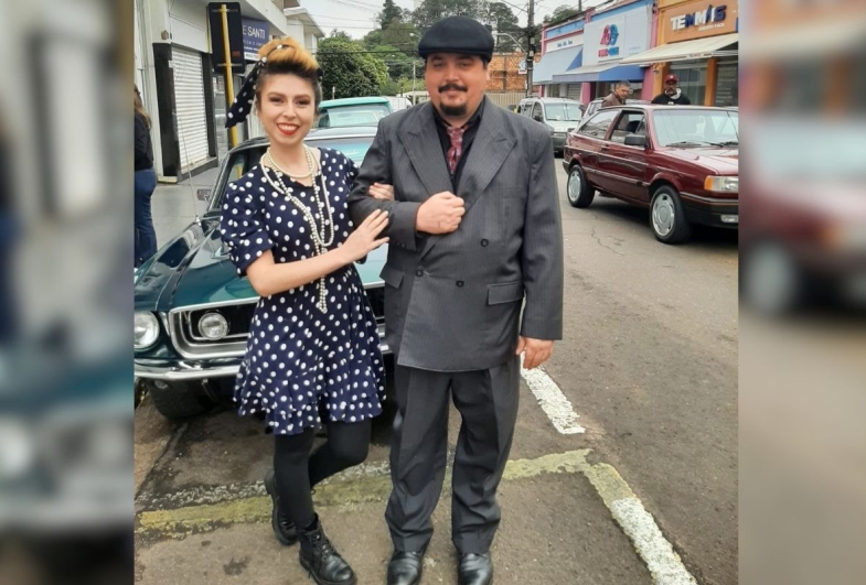 Amanda Gabrielle e Paulo Albano desfilaram  caracterizados de anos 50