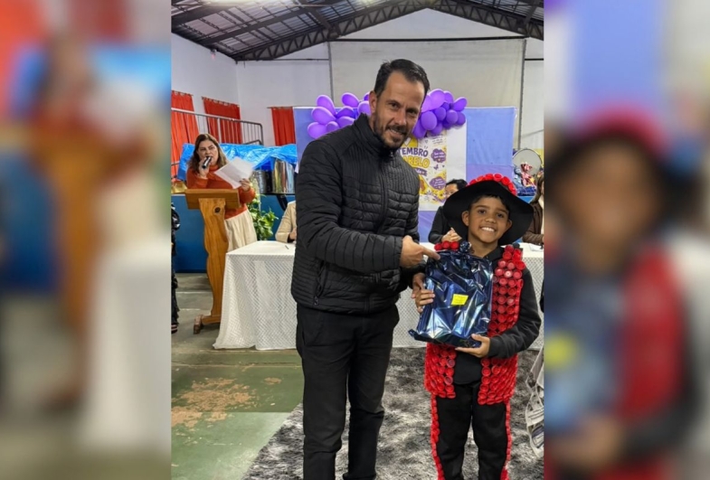Vereador Stefano Garcia fazendo a entrega de prêmios