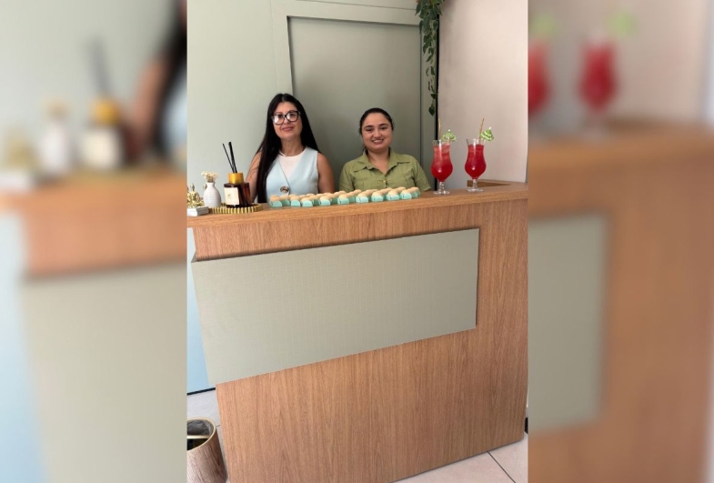 Viviane e Ana Elise preparam um coquetel para a inauguração