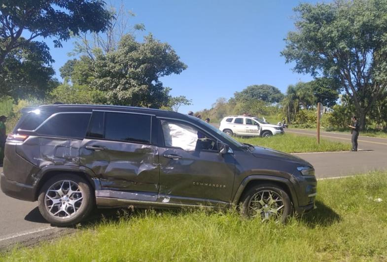 Caminhão e carro se acidentam em trevo de Fartura 