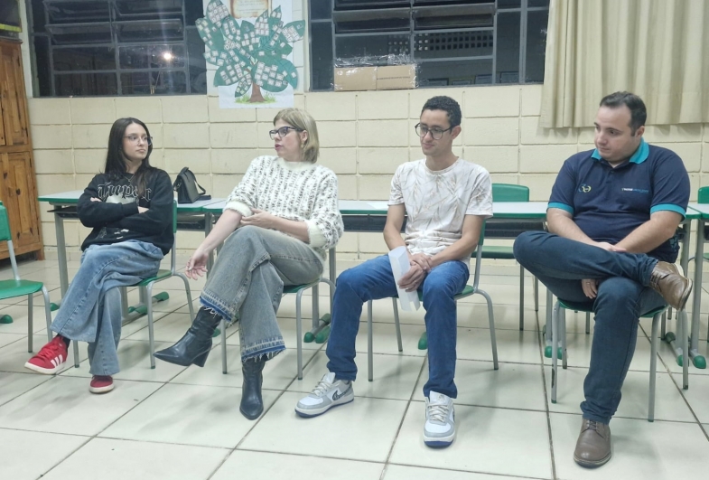 Psicóloga e presidente do Rotary Daniela Viana dialoga com os participantes