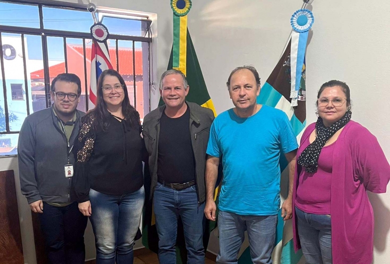 Dirigente regional de ensino visita o gabinete do prefeito de Taguaí