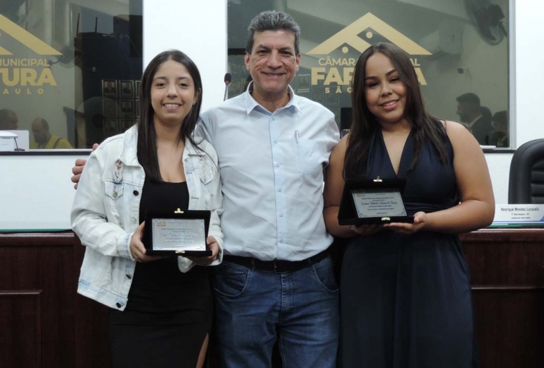 Emily Oliveira, professor Adilson Cardoso  da Uneduvale e  Larissa de Souza