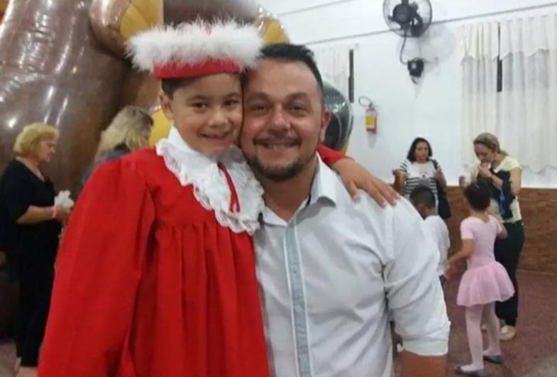 Pai adota filho da ex que morreu de câncer e reação do menino emociona as redes sociais