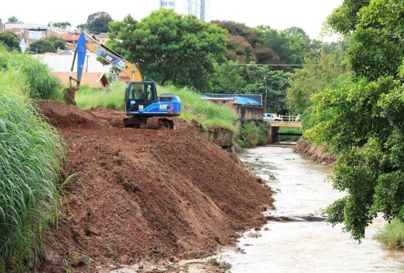 Ribeirão Lajeado passa por limpeza na região central