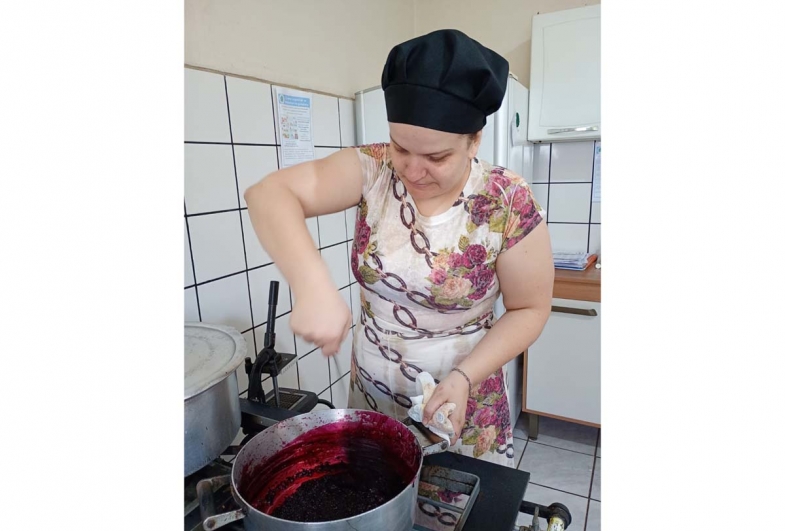Professoras preparam a geleia de amora com dedicação e carinho