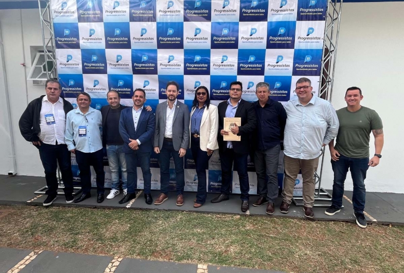 Lideranças e membros do Progressistas de Taquarituba  junto ao coordenador regional Miderson Eduardo