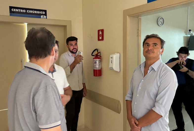 O deputado Mauru00edcio Neves visitou a Santa Casa de Taguau00ed