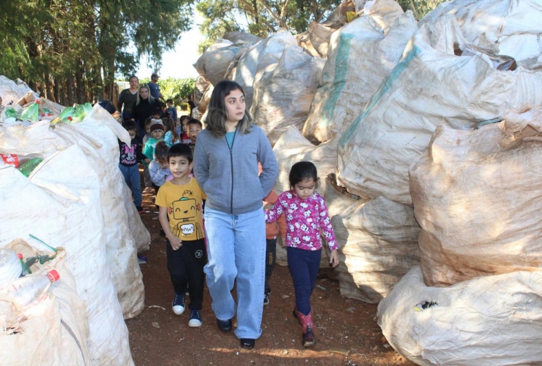 Alunos da EM Delmira Gobbo durante visita à cooperativa de reciclagem de Taguaí