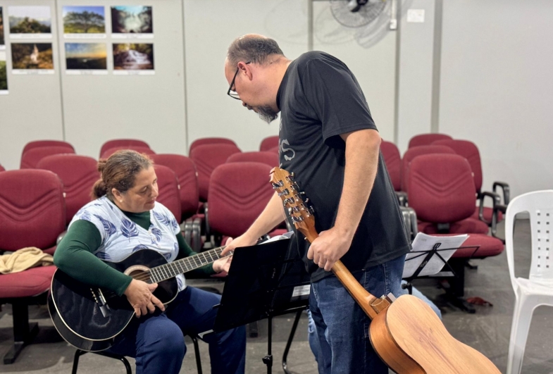 Moradores de diferentes idades encontram a oportunidade  de desenvolver habilidades musicais