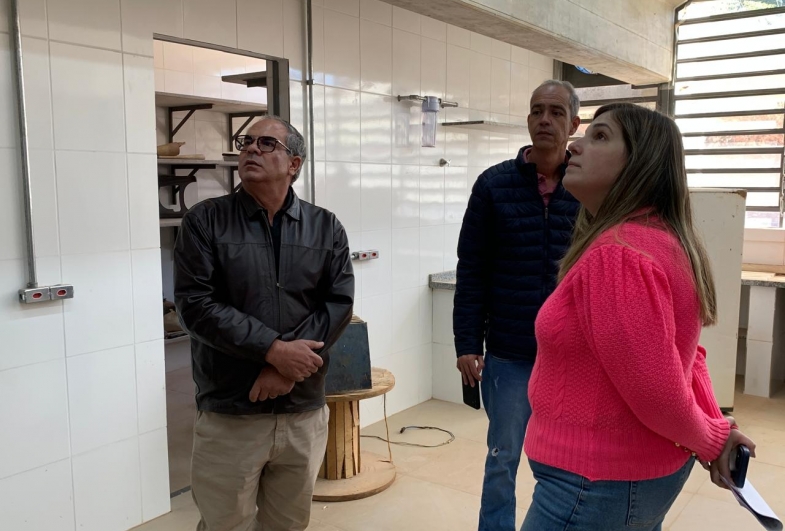 A comitiva pôde acompanhar de perto o avanço da construção e verificar os últimos detalhes estruturais