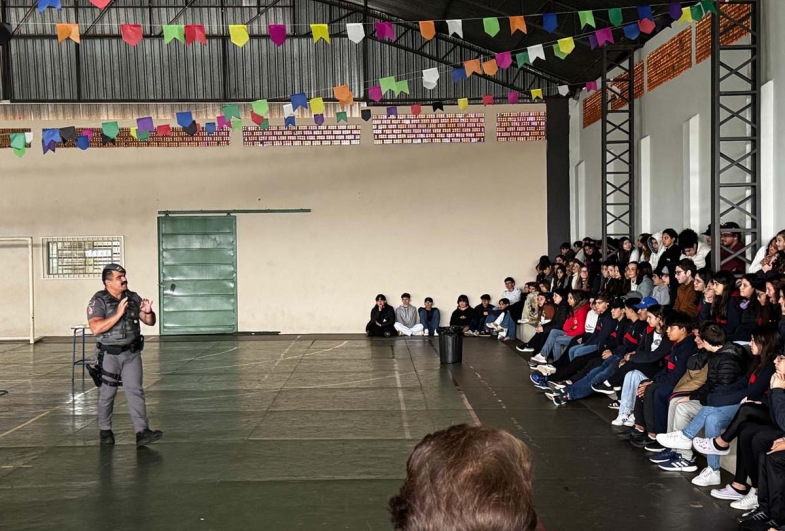 Durante a atividade, os estudantes receberam informações sobre legislação, prevenção  de acidentes e regras para circulação de bicicletas, scooters e motos elétricas