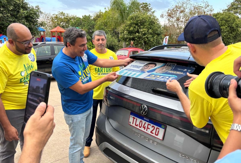 Diversos apoiadores de Fartura participaram do adesivaço