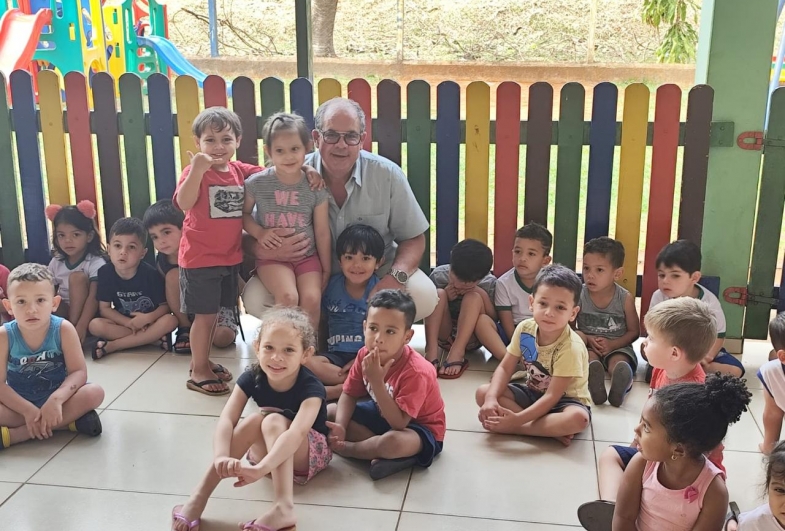 Momento de descontração entre o prefeito Marcão do  Haras e alunos da EMEF Miguel de Góes Vieira  durante a entrega dos uniformes