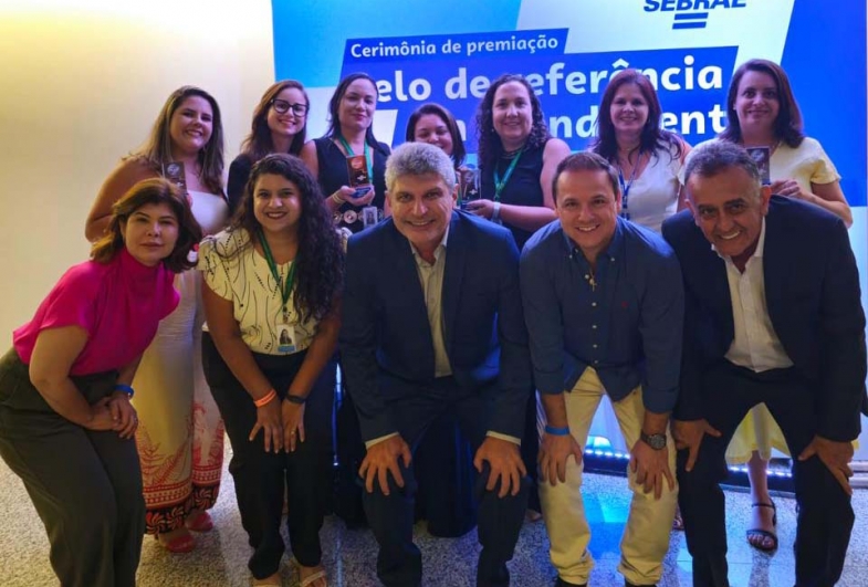Representantes da indústria e comércio de Fartura e Piraju, prefeito  de Piraju Carlinhos Pneus, Elisangela e agentes do Sebrae Aqui premiados