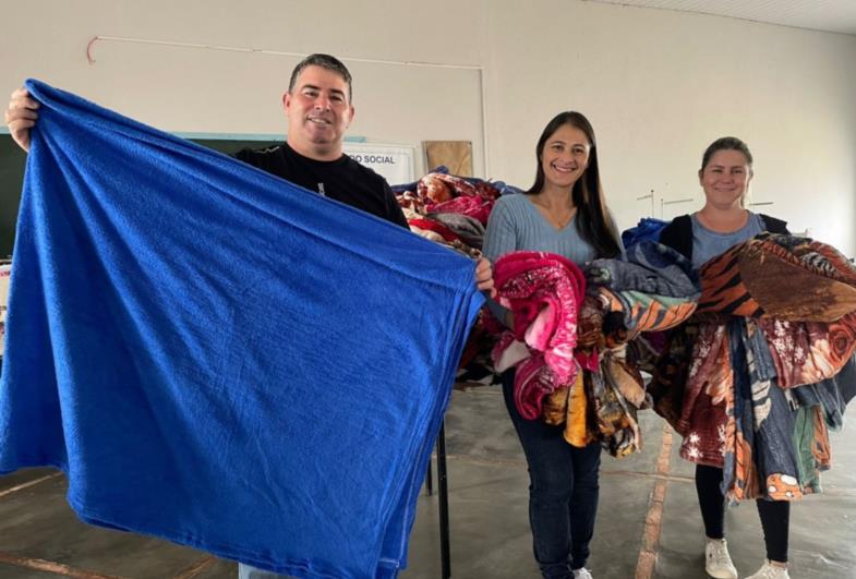Prefeito Douglas conquista cobertores para famílias carentes