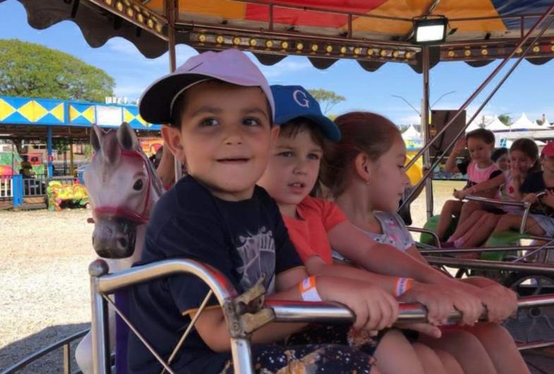 Crianças de Fartura se divertem gratuitamente no parque de diversões