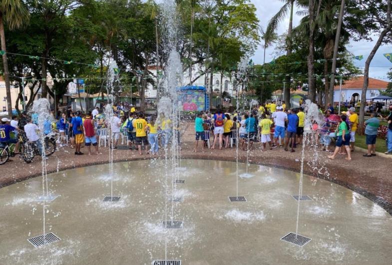 Farturenses torcem pelo Brasil na Praça 9 de Julho