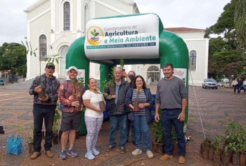 Prefeitura distribui 700 mudas de árvores durante comemoração do Meio Ambiente 