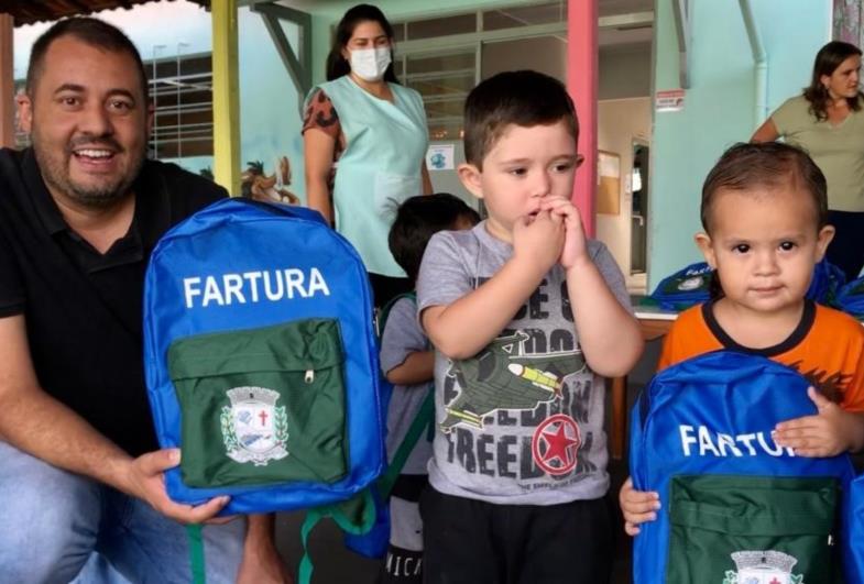 Educação entrega mochilas, estojos e Kits Escolares para alunos de centros filantrópicos