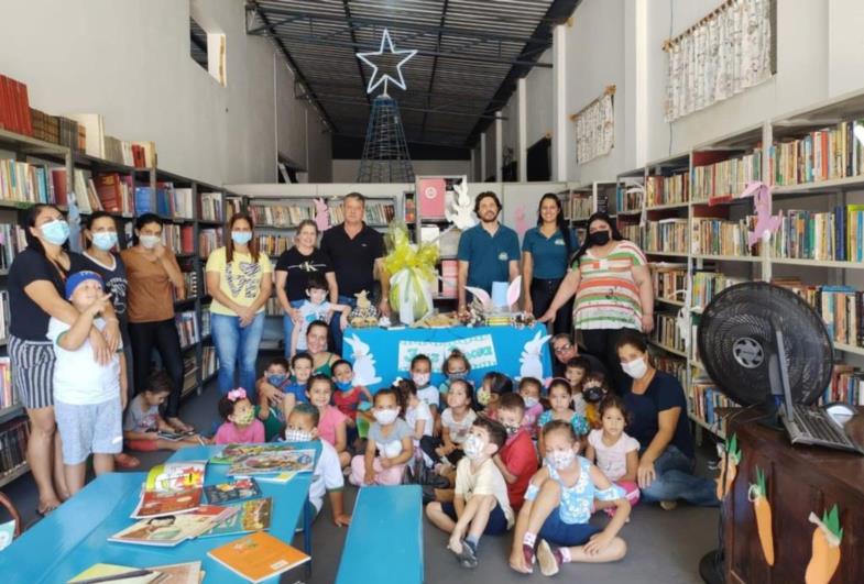 Crianças da Educação Infantil visitam a biblioteca temática de Timburi 