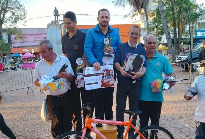 Gincana de garçons levou diversão ao Largo São João em Avaré