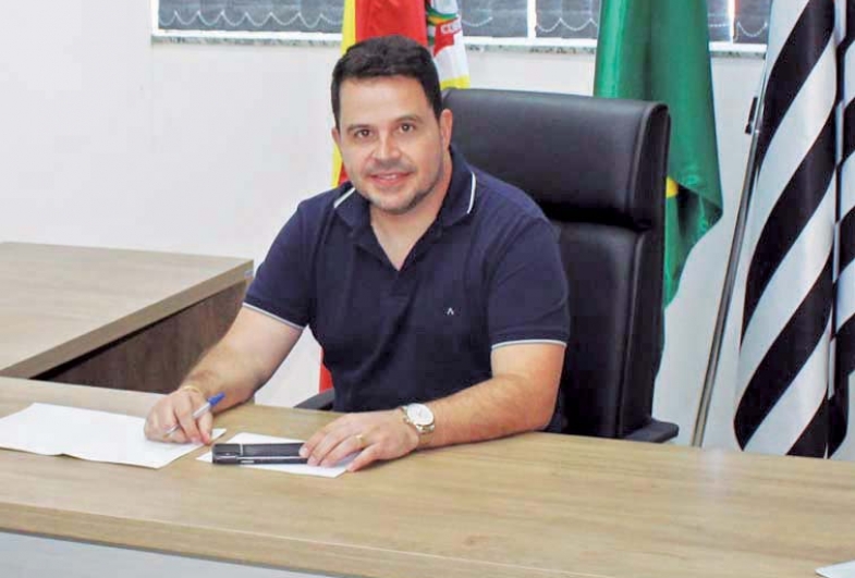 Prefeito de Coronel Macedo rebate acusações sobre criação de cargos e esclarece situação