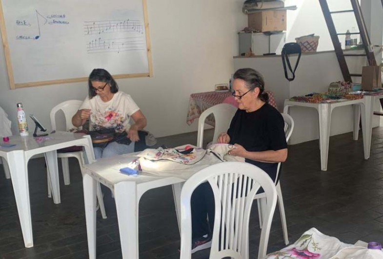 Foram ensinados diferentes pontos e aplicações do bordado