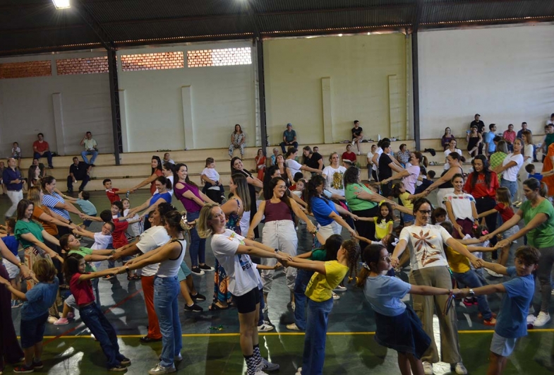Mães e filhos se divertiram durante a dinâmica Matroginástica