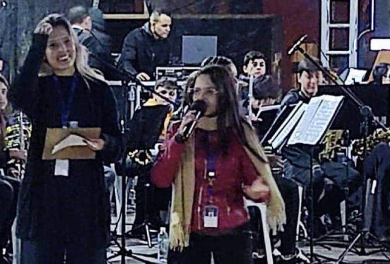 Bruna, coordenadora do Guri-Itaberá, faz a abertura do concerto na Praça 9 de Julho