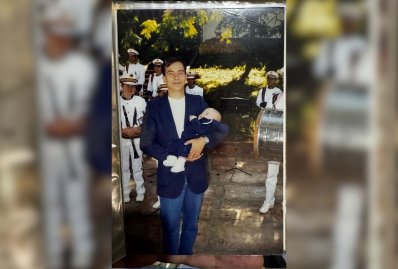 Márcio durante apresentação da banda municipal de Timburi com o filho Pedro no colo, em 2000