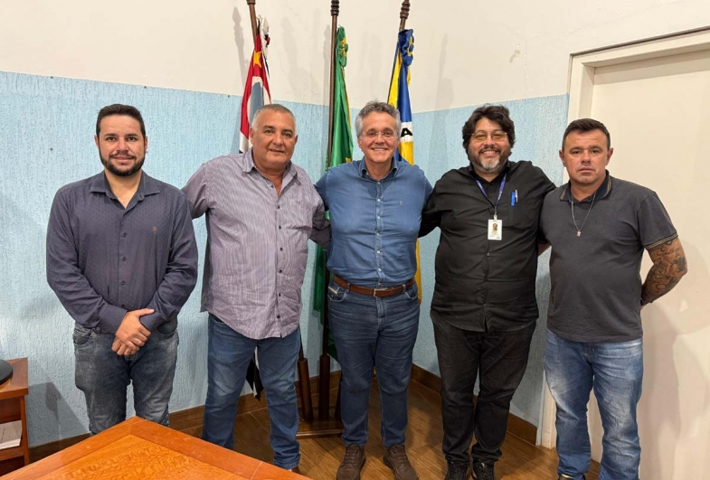 Prefeito João da Tapera, Luciano Diretor da Regional de Itapeva, juntamente com Clayton, Jefferson e o engenheiro do governo do estado