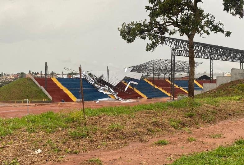 Forte chuva causa quedas de árvores e destelhamentos em Avaré