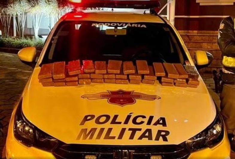 Passageira de ônibus é presa com 36 tijolos de maconha em bagagem durante abordagem na Castello Branco