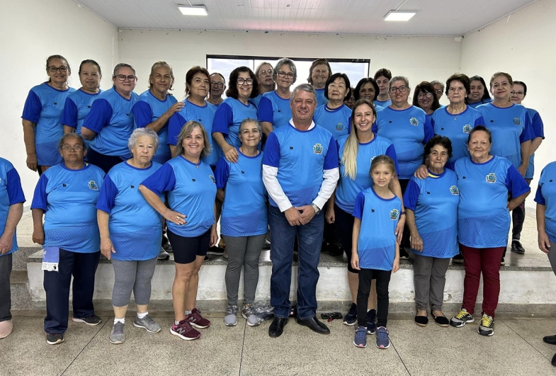 Prefeitura entrega uniformes para o projeto “Nunca é Tarde para se Movimentar” em Timburi