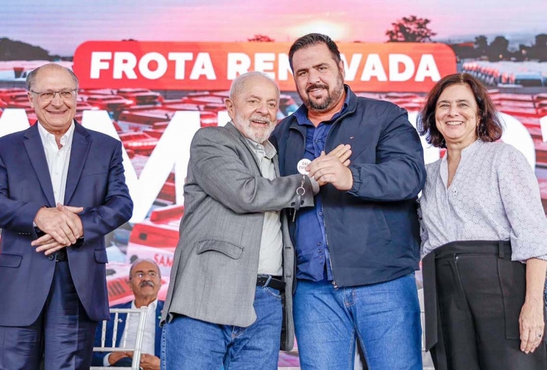 Jô Silvestre, prefeito de Avaré, participa da cerimônia de  entrega das novas ambulâncias do Samu com o presidente Lula