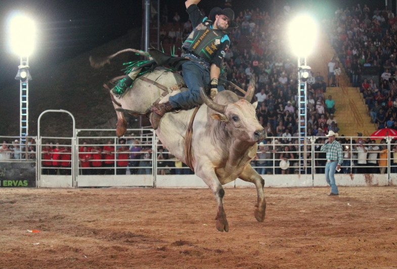 O primeiro final de semana da 54ª EMAPA contou com a final da Copa Pererê de rodeio