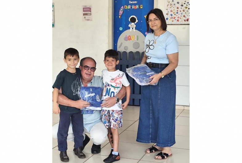 O prefeito Marcão do Haras e a secretária de Educação, Renata Amaro, durante a entrega dos novos uniformes escolares