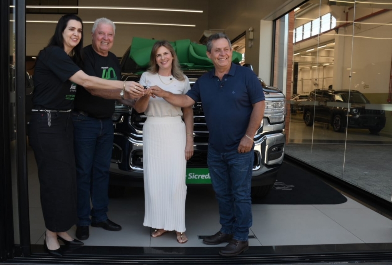 Sicredi Norte Sul entrega RAM 3500 à ganhadora do sorteio final da promoção de 40 anos “Nossa História Conta Com a Sua”