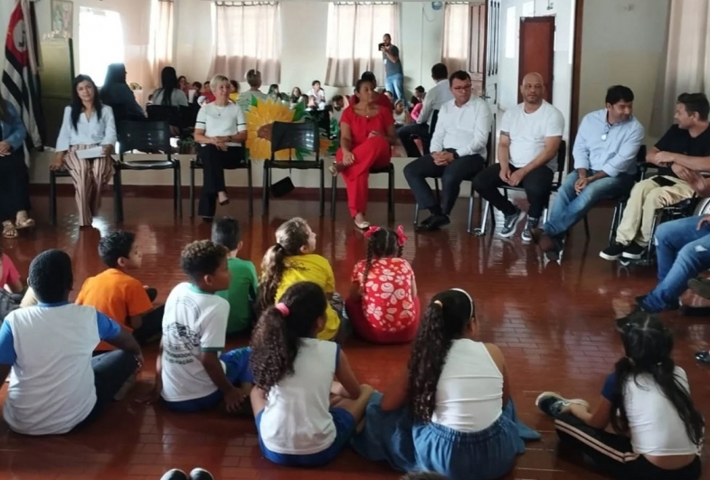 Autoridades e convidados durante a roda de conversa da oficina de Empreendedorismo, realizada no Espaço Amigo