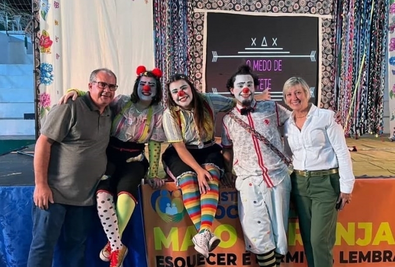Prefeito Marcão do Haras e vice-prefeita Célia  com o grupo Circo sem Lona